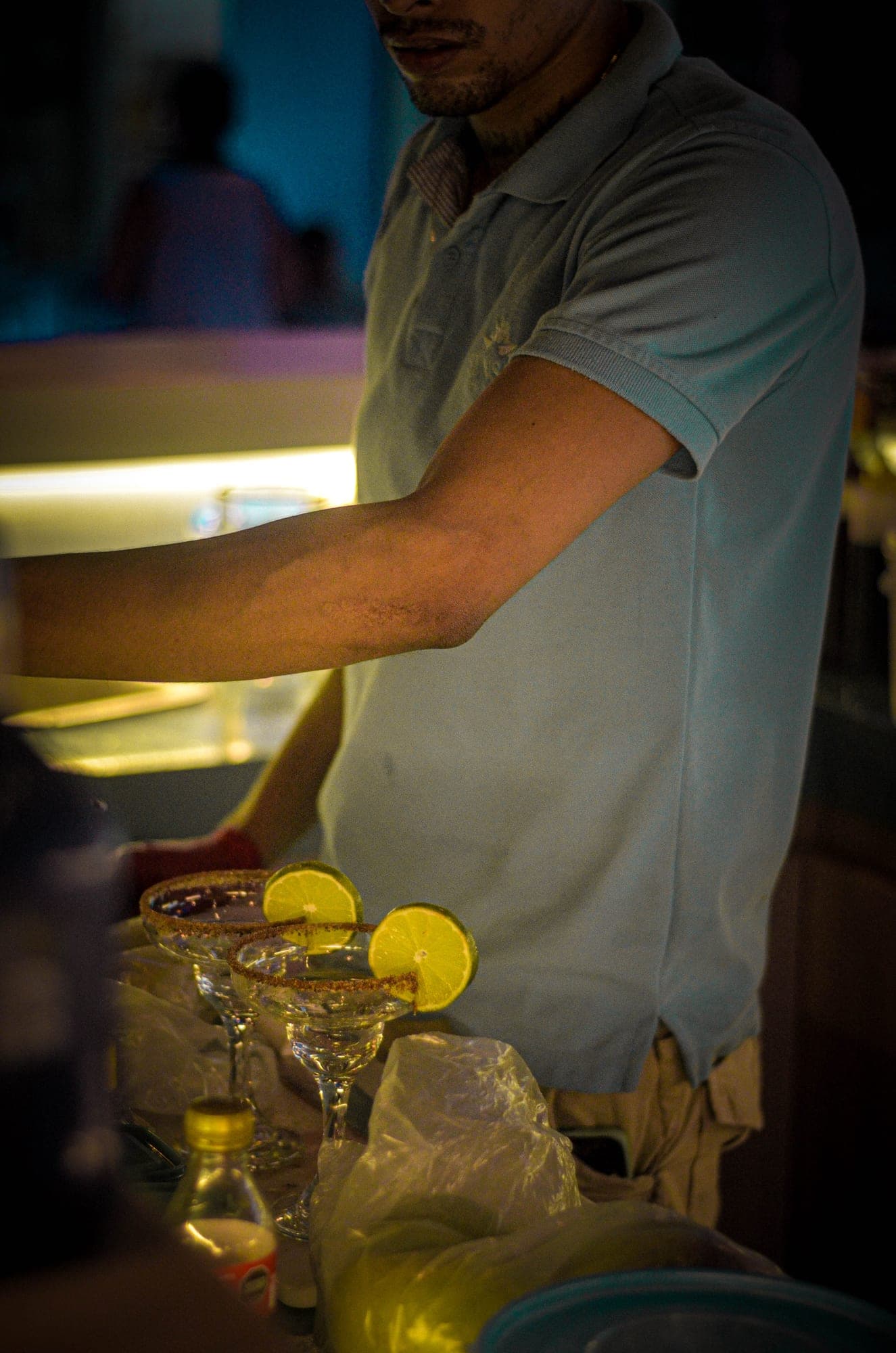 Bartender preparando margaritas