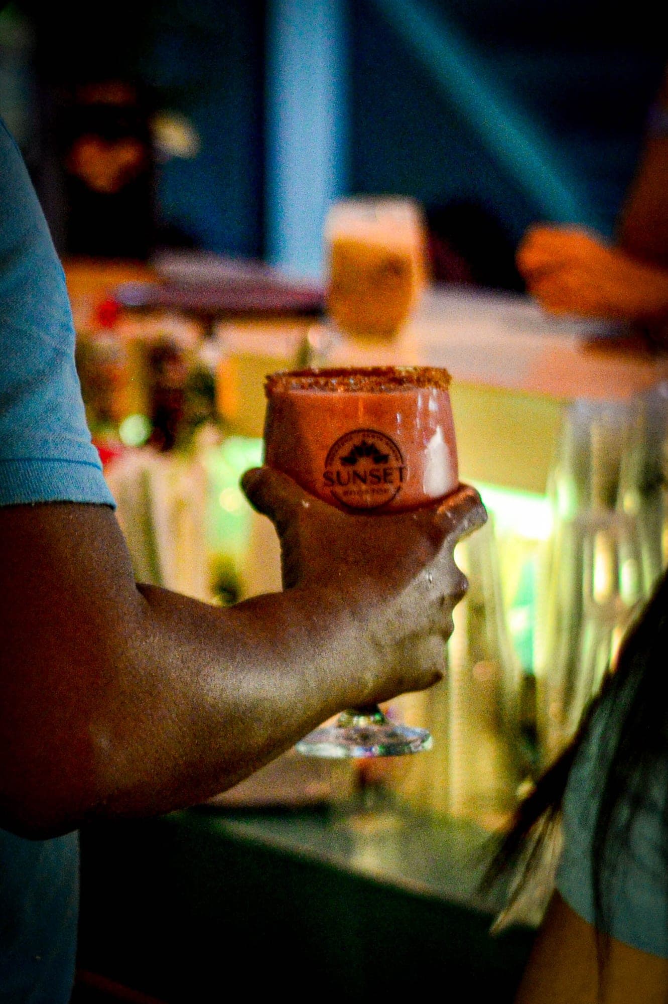 Cóctel con el logo de Sunset Rooftop