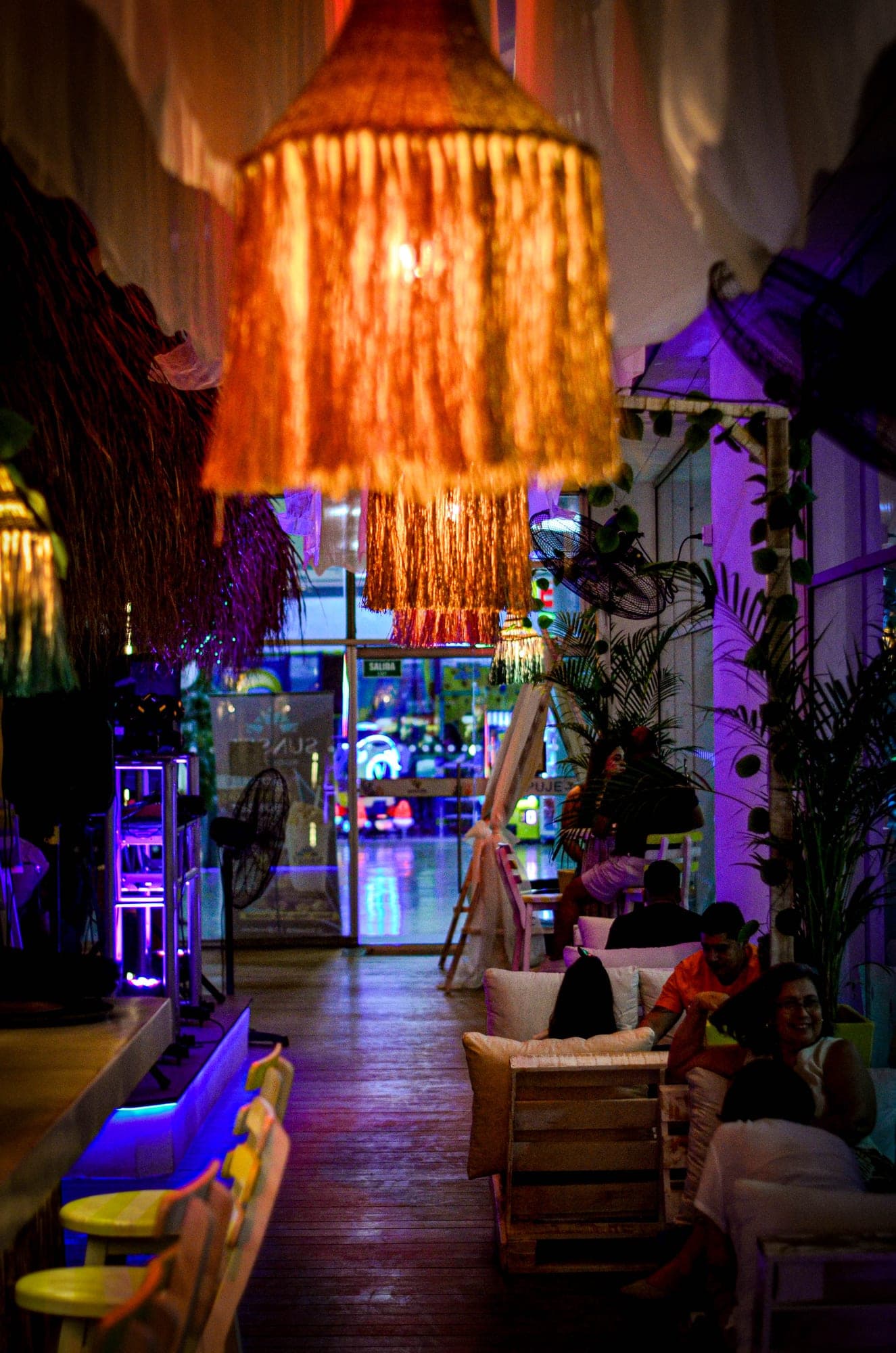 Zona lounge de Sunset Rooftop de noche